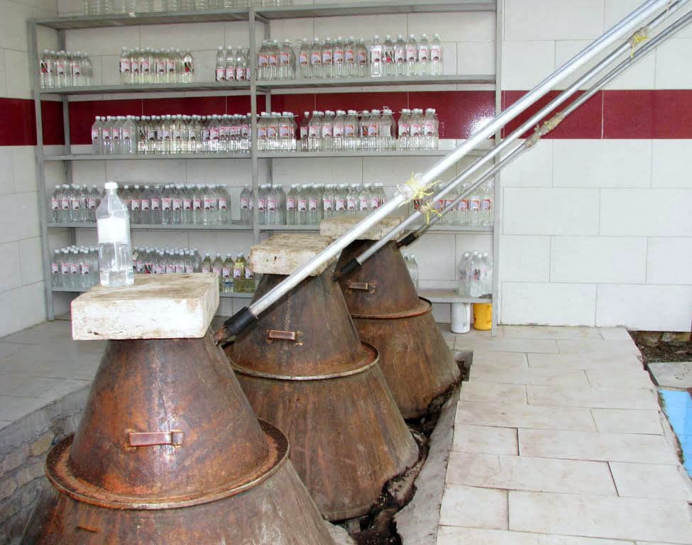 Traditionelle Rosenwasser-Destillation im Iran - die Grundlage der Attar-Herstellung reicht Jahrhunderte zurück